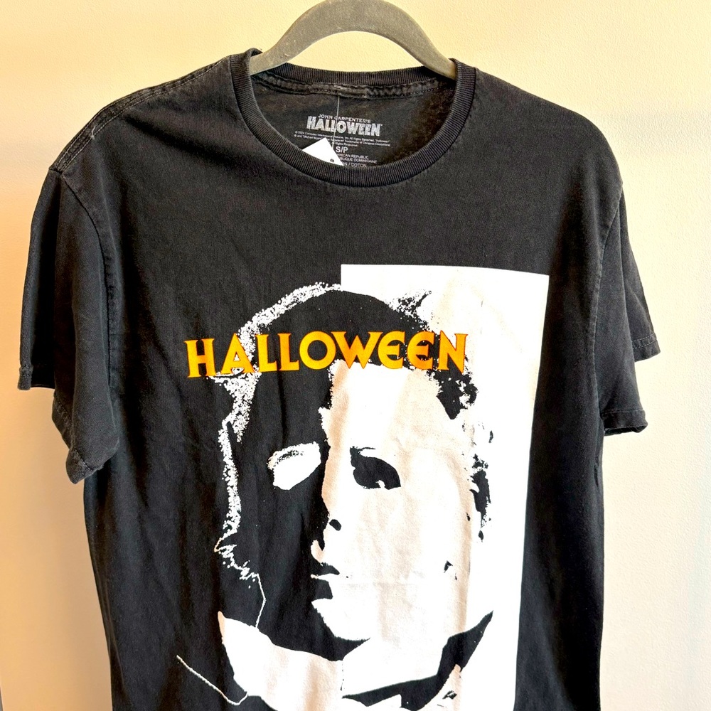 🎃 Halloween is coming…
Halloween Official Licensed Black Graphic T-Shirt